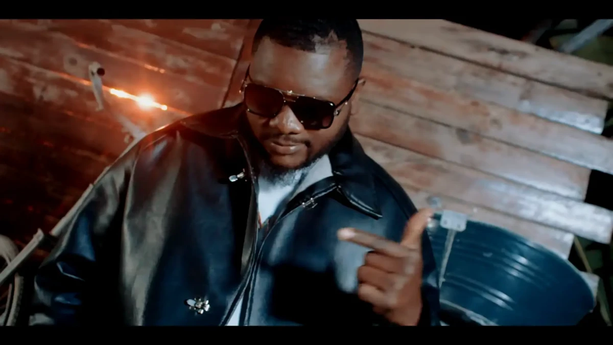 official-video_-umusepela-crown-_questionable_-dir-by-director-cavo-0-44-screenshot Umusepela Crown - Questionable (Official Video)